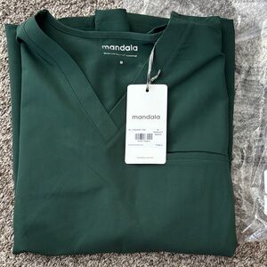 Mandala Scrub V-Neck 1-Pocket Top in Midnight Green